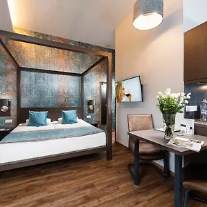 4* מלון Opera Garden &